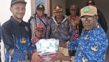 Kepala Dispora Kabupaten Deiyai, Tino Mote, menyerahkan bantuan kostum kepada Kapten Tim Futsal Enaimoo Ekowai FC, Andy Mote, di Kantor Dispora Deiyai, Kamis (11/6/2026).