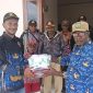 Kepala Dispora Kabupaten Deiyai, Tino Mote, menyerahkan bantuan kostum kepada Kapten Tim Futsal Enaimoo Ekowai FC, Andy Mote, di Kantor Dispora Deiyai, Kamis (11/6/2026).