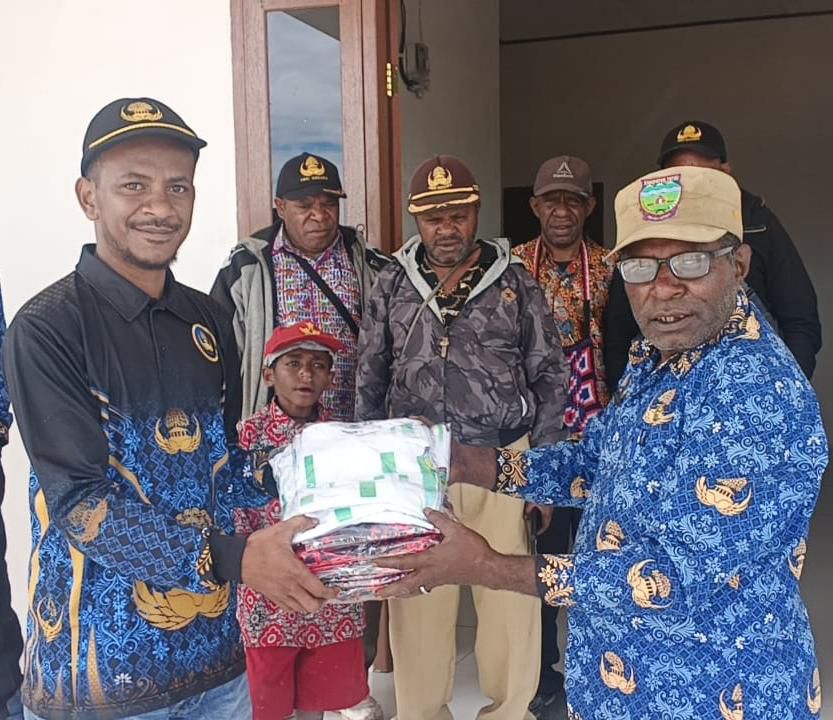 Kepala Dispora Kabupaten Deiyai, Tino Mote, menyerahkan bantuan kostum kepada Kapten Tim Futsal Enaimoo Ekowai FC, Andy Mote, di Kantor Dispora Deiyai, Kamis (11/6/2026).