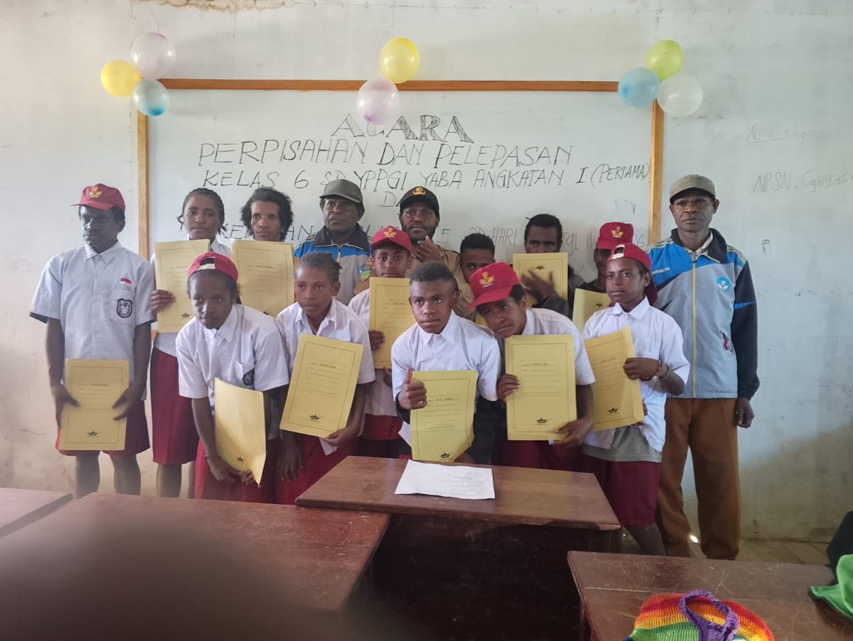 Kepala SD YPPGI Yaba II Korneles Pakage bersama siswa angkatan pertama, guru usai acara pelepasan dan penamatan siswa Tahun Ajaran 2025/2026 di Kampung Yaba, Kabupaten Deiyai, Kamis (11/6/2026).