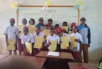 Kepala SD YPPGI Yaba II Korneles Pakage bersama siswa angkatan pertama, guru usai acara pelepasan dan penamatan siswa Tahun Ajaran 2025/2026 di Kampung Yaba, Kabupaten Deiyai, Kamis (11/6/2026).