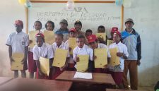 Kepala SD YPPGI Yaba II Korneles Pakage bersama siswa angkatan pertama, guru usai acara pelepasan dan penamatan siswa Tahun Ajaran 2025/2026 di Kampung Yaba, Kabupaten Deiyai, Kamis (11/6/2026).