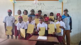 Kepala SD YPPGI Yaba II Korneles Pakage bersama siswa angkatan pertama, guru usai acara pelepasan dan penamatan siswa Tahun Ajaran 2025/2026 di Kampung Yaba, Kabupaten Deiyai, Kamis (11/6/2026).