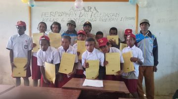 Kepala SD YPPGI Yaba II Korneles Pakage bersama siswa angkatan pertama, guru usai acara pelepasan dan penamatan siswa Tahun Ajaran 2025/2026 di Kampung Yaba, Kabupaten Deiyai, Kamis (11/6/2026).