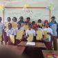 Kepala SD YPPGI Yaba II Korneles Pakage bersama siswa angkatan pertama, guru usai acara pelepasan dan penamatan siswa Tahun Ajaran 2025/2026 di Kampung Yaba, Kabupaten Deiyai, Kamis (11/6/2026).