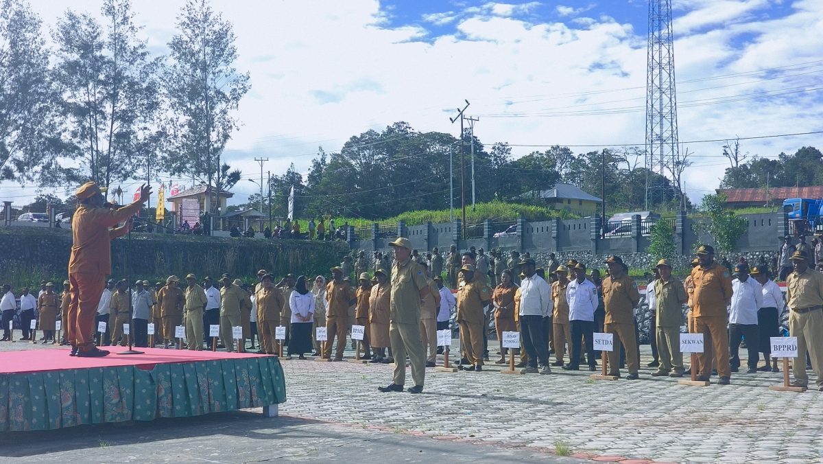 Bupati Deiyai Melkianus Mote, S.T saat memimpin Apel Gabungan ASN, CPNS, dan tenaga kontrak di halaman Kantor Bupati Deiyai, Senin (15/6/2026).