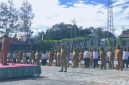 Bupati Deiyai Melkianus Mote, S.T saat memimpin Apel Gabungan ASN, CPNS, dan tenaga kontrak di halaman Kantor Bupati Deiyai, Senin (15/6/2026).