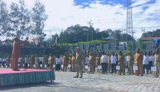 Bupati Deiyai Melkianus Mote, S.T saat memimpin Apel Gabungan ASN, CPNS, dan tenaga kontrak di halaman Kantor Bupati Deiyai, Senin (15/6/2026).
