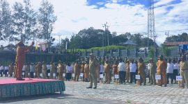 Bupati Deiyai Melkianus Mote, S.T saat memimpin Apel Gabungan ASN, CPNS, dan tenaga kontrak di halaman Kantor Bupati Deiyai, Senin (15/6/2026).