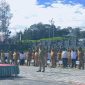 Bupati Deiyai Melkianus Mote, S.T saat memimpin Apel Gabungan ASN, CPNS, dan tenaga kontrak di halaman Kantor Bupati Deiyai, Senin (15/6/2026).