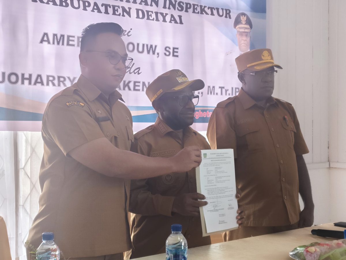 Kanan Plt. Inspektorat Baru Peter Joharry Matakena, S. STP., M.Tr.IP, Tengah Bupati Deiya Melkianus Mote, S.T dan Kiri Amerius Douw, SE Plt. Kepala Inspektorat lama usai tandatangan berita cara di Ruang Pertemuan Inspektorat pada Senin, 15/6/2026. 