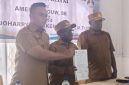 Kanan Plt. Inspektorat Baru Peter Joharry Matakena, S. STP., M.Tr.IP, Tengah Bupati Deiya Melkianus Mote, S.T dan Kiri Amerius Douw, SE Plt. Kepala Inspektorat lama usai tandatangan berita cara di Ruang Pertemuan Inspektorat pada Senin, 15/6/2026. 