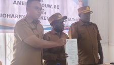 Kanan Plt. Inspektorat Baru Peter Joharry Matakena, S. STP., M.Tr.IP, Tengah Bupati Deiya Melkianus Mote, S.T dan Kiri Amerius Douw, SE Plt. Kepala Inspektorat lama usai tandatangan berita cara di Ruang Pertemuan Inspektorat pada Senin, 15/6/2026.