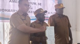 Kanan Plt. Inspektorat Baru Peter Joharry Matakena, S. STP., M.Tr.IP, Tengah Bupati Deiya Melkianus Mote, S.T dan Kiri Amerius Douw, SE Plt. Kepala Inspektorat lama usai tandatangan berita cara di Ruang Pertemuan Inspektorat pada Senin, 15/6/2026. 