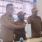 Kanan Plt. Inspektorat Baru Peter Joharry Matakena, S. STP., M.Tr.IP, Tengah Bupati Deiya Melkianus Mote, S.T dan Kiri Amerius Douw, SE Plt. Kepala Inspektorat lama usai tandatangan berita cara di Ruang Pertemuan Inspektorat pada Senin, 15/6/2026. 