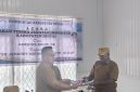 Amerius Douw, SE menyerahkan secara simbolis dokumen administrasi dan aset kantor kepada Kepala Inspektorat Kabupaten Deiyai yang baru, Peter Joharry Matakena, S.STP., M.Tr.IP, disaksikan Bupati Deiyai Melkianus Mote, S.T dan para pejabat daerah di Aula Inspektorat Kabupaten Deiyai, Senin (15/6/2026).