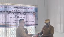 Amerius Douw, SE menyerahkan secara simbolis dokumen administrasi dan aset kantor kepada Kepala Inspektorat Kabupaten Deiyai yang baru, Peter Joharry Matakena, S.STP., M.Tr.IP, disaksikan Bupati Deiyai Melkianus Mote, S.T dan para pejabat daerah di Aula Inspektorat Kabupaten Deiyai, Senin (15/6/2026).