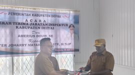 Amerius Douw, SE menyerahkan secara simbolis dokumen administrasi dan aset kantor kepada Kepala Inspektorat Kabupaten Deiyai yang baru, Peter Joharry Matakena, S.STP., M.Tr.IP, disaksikan Bupati Deiyai Melkianus Mote, S.T dan para pejabat daerah di Aula Inspektorat Kabupaten Deiyai, Senin (15/6/2026).