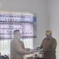 Amerius Douw, SE menyerahkan secara simbolis dokumen administrasi dan aset kantor kepada Kepala Inspektorat Kabupaten Deiyai yang baru, Peter Joharry Matakena, S.STP., M.Tr.IP, disaksikan Bupati Deiyai Melkianus Mote, S.T dan para pejabat daerah di Aula Inspektorat Kabupaten Deiyai, Senin (15/6/2026).