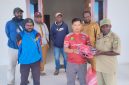 Kepala Dinas Pemuda dan Olahraga Kabupaten Deiyai, Tino Mote, S.IP., menyerahkan baju tim kepada pengurus dan atlet PBSI Deiyai sebagai bentuk dukungan Pemerintah Kabupaten Deiyai dalam pembinaan dan pengembangan olahraga bulu tangkis di daerah, Senin (15/6/2026).