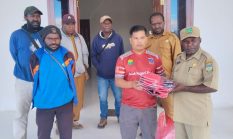 Kadispora Deiyai Serahkan Baju Tim kepada PBSI Deiyai