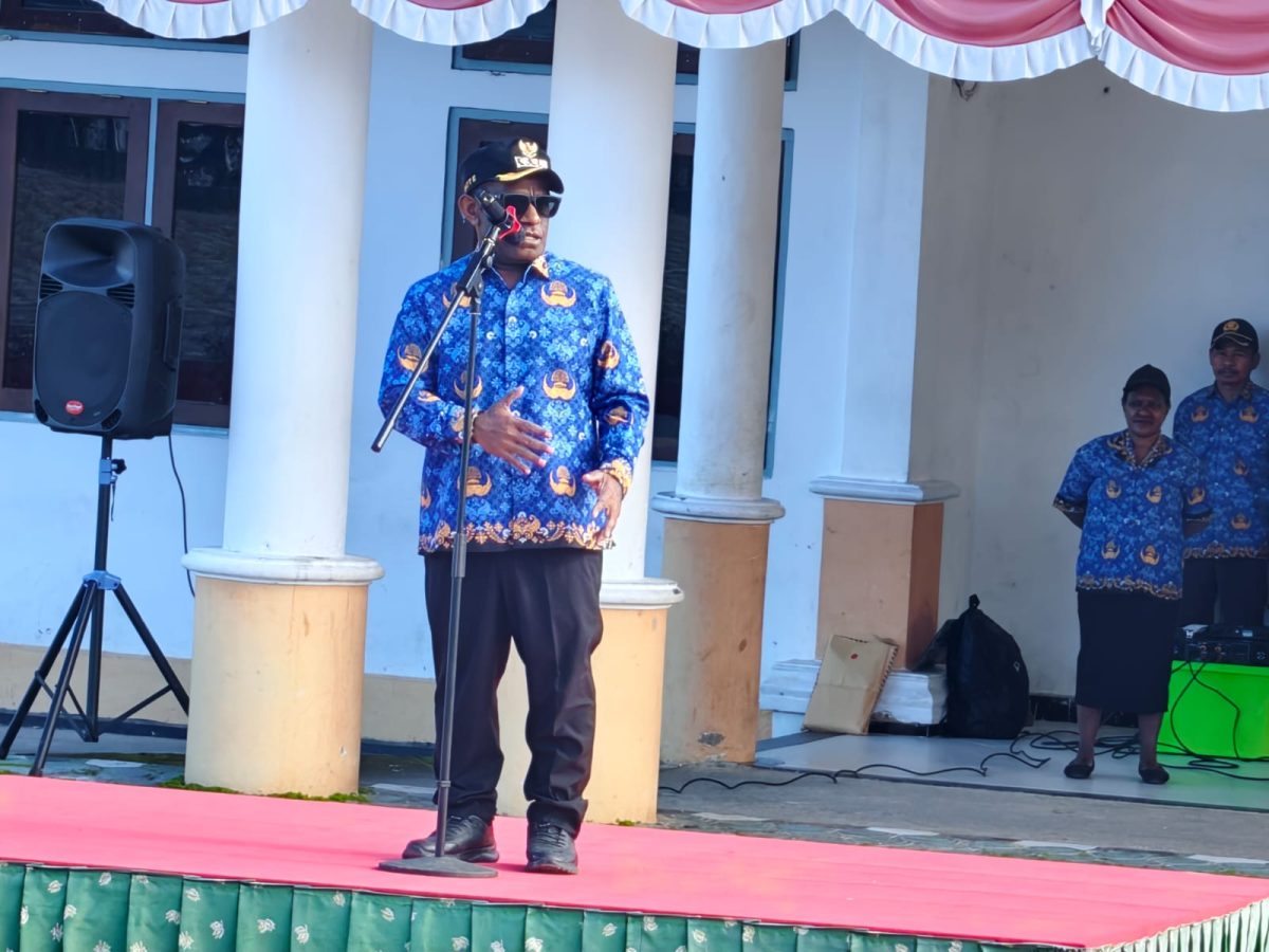 Bupati Deiyai Melkianus Mote, S.T., menyampaikan arahan saat Apel Gabungan Korpri, ASN, CPNS, dan tenaga kontrak di halaman Kantor Bupati Deiyai, Rabu (17/6/2026).