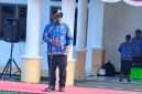 Bupati Deiyai Melkianus Mote, S.T., menyampaikan arahan saat Apel Gabungan Korpri, ASN, CPNS, dan tenaga kontrak di halaman Kantor Bupati Deiyai, Rabu (17/6/2026).
