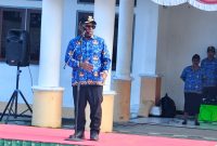 Bupati Deiyai Melkianus Mote, S.T., menyampaikan arahan saat Apel Gabungan Korpri, ASN, CPNS, dan tenaga kontrak di halaman Kantor Bupati Deiyai, Rabu (17/6/2026).