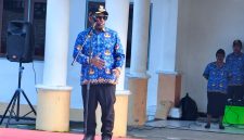 Bupati Deiyai Melkianus Mote, S.T., menyampaikan arahan saat Apel Gabungan Korpri, ASN, CPNS, dan tenaga kontrak di halaman Kantor Bupati Deiyai, Rabu (17/6/2026).