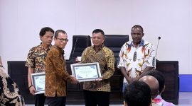 Kepala BPKAD Kabupaten Deiyai, Warsino, menerima Penghargaan Terbaik II Capaian Kinerja Penyaluran Dana Alokasi Khusus (DAK) Fisik dan Nonfisik Semester II Tahun 2025 yang diserahkan oleh KPPN Tipe A2 Nabire dalam kegiatan Forum Konsultasi Publik dan Stakeholders Day Tahun 2026 di Aula KPPN Nabire, Kamis (18/6/2026).