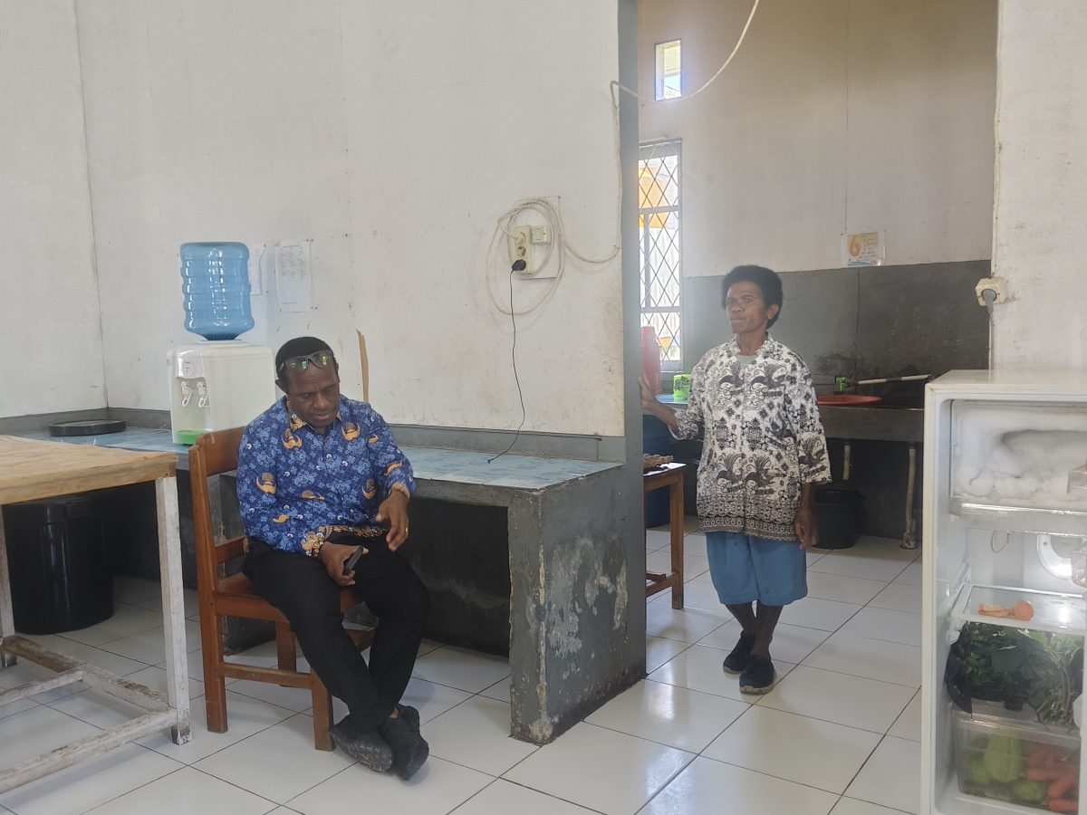 Bupati Deiyai Melkianus Mote, S.T saat berdialog dengan Petugas Gizi RSUD Pratama Deiyai, Kamis, 18/6/2026.
