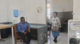 Bupati Deiyai Melkianus Mote, S.T saat berdialog dengan Petugas Gizi RSUD Pratama Deiyai, Kamis, 18/6/2026. 