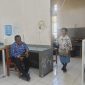 Bupati Deiyai Melkianus Mote, S.T saat berdialog dengan Petugas Gizi RSUD Pratama Deiyai, Kamis, 18/6/2026. 
