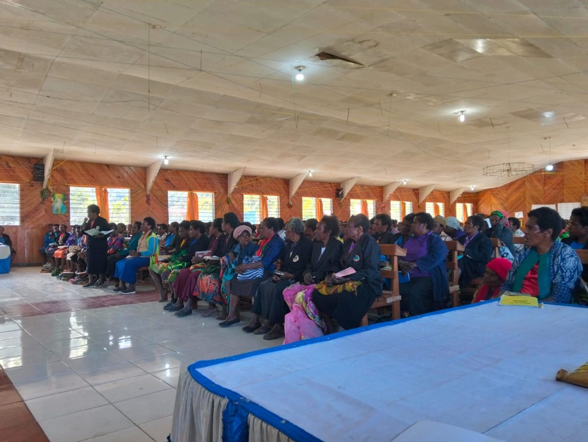 Kaum Perempuan dari enam klasis Kordinator KINGMI Deiyai mengikuti ibadah dan seminar pembinaan di Gedung gereja KINGMI Bethel Gakokebo Klasis Tigi utara, Jumat, 19/6/2026. 