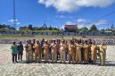 Asisten II dan II, beberapa kabag, Sekretaris Dinas Pendidikan, Kepala Bidang bersama siswa-siswi usai pelepasan di halaman kantor bupati, Senin, 22/6/2026 (Foto.SK)