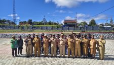 Asisten II dan II, beberapa kabag, Sekretaris Dinas Pendidikan, Kepala Bidang bersama siswa-siswi usai pelepasan di halaman kantor bupati, Senin, 22/6/2026 (Foto.SK)