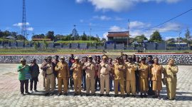 Asisten II dan II, beberapa kabag, Sekretaris Dinas Pendidikan, Kepala Bidang bersama siswa-siswi usai pelepasan di halaman kantor bupati, Senin, 22/6/2026 (Foto.SK) 