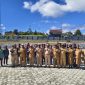 Asisten II dan II, beberapa kabag, Sekretaris Dinas Pendidikan, Kepala Bidang bersama siswa-siswi usai pelepasan di halaman kantor bupati, Senin, 22/6/2026 (Foto.SK) 