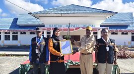 Asisten II Setda Kabupaten Deiyai Bidang Perekonomian dan Pemerintahan, Mesak Pakage, SE, secara resmi melepas tim Sensus Ekonomi 2026 dengan mengalungkan tanda pengenal kepada perwakilan petugas di Waghete, Senin (22/6/2026).