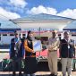 Asisten II Setda Kabupaten Deiyai Bidang Perekonomian dan Pemerintahan, Mesak Pakage, SE, secara resmi melepas tim Sensus Ekonomi 2026 dengan mengalungkan tanda pengenal kepada perwakilan petugas di Waghete, Senin (22/6/2026).
