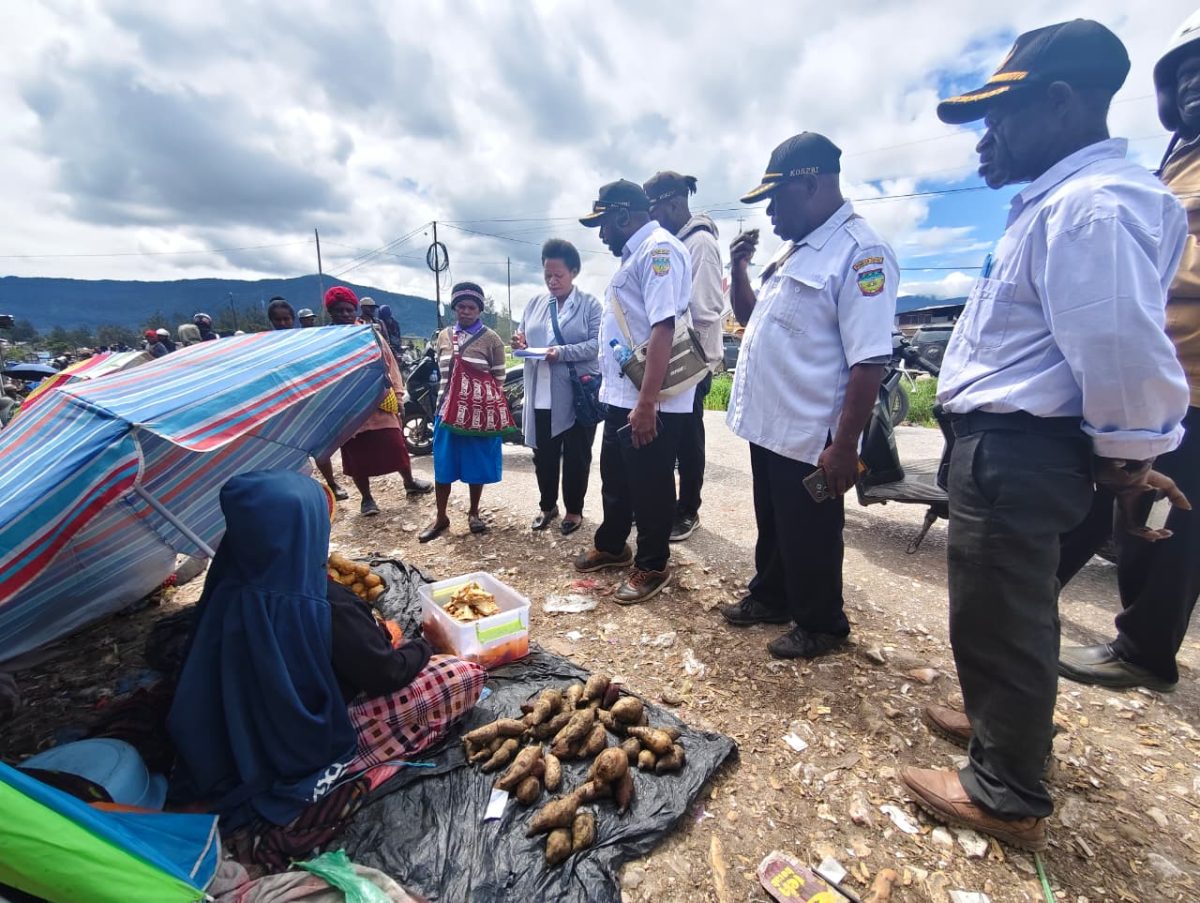 Saat petugas disperindag melakukan pendataan langsung di pasar, Rabu, 24/6/2026.
