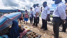 Saat petugas disperindag melakukan pendataan langsung di pasar, Rabu, 24/6/2026.