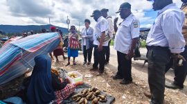 Saat petugas disperindag melakukan pendataan langsung di pasar, Rabu, 24/6/2026.