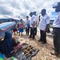 Saat petugas disperindag melakukan pendataan langsung di pasar, Rabu, 24/6/2026.