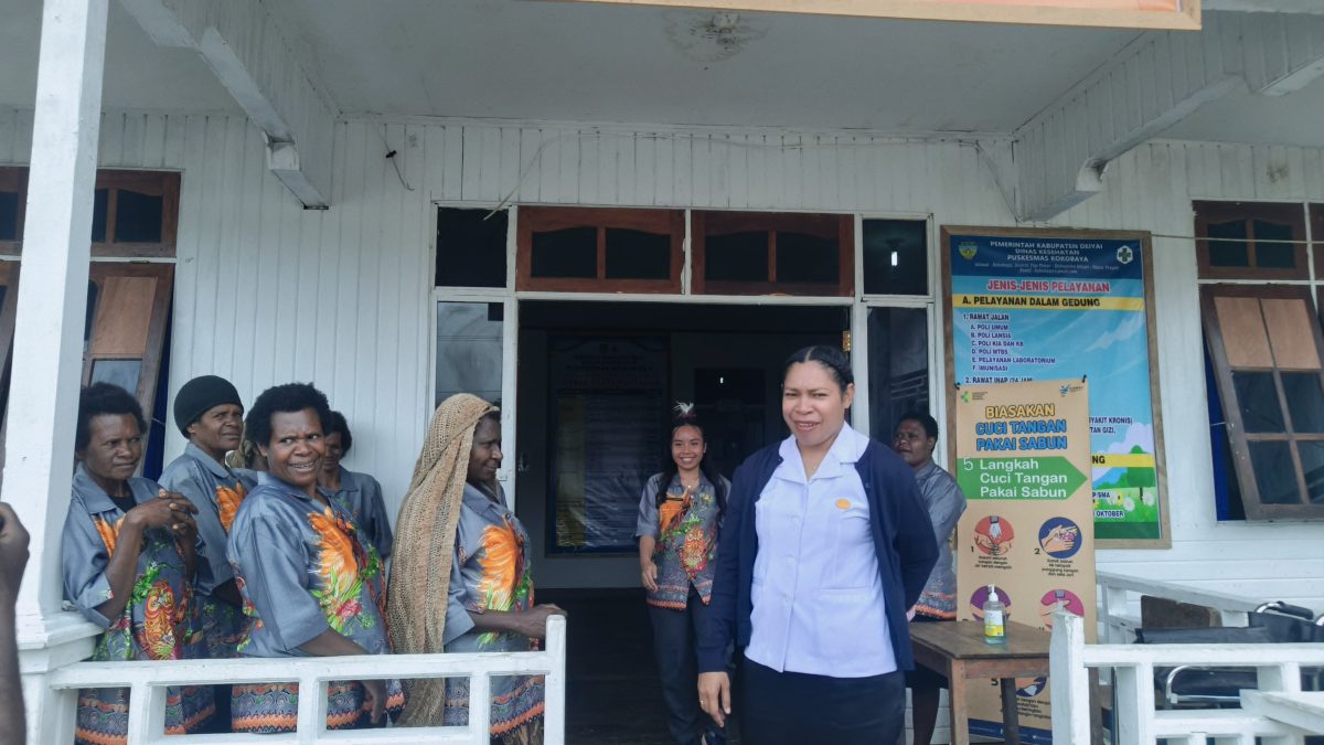 Kepala Dinas Kesehatan Fransina Rumbiak Mote, S. KM. M.Kes saat mengunjungi Puskesmas Kokobaya, Rabu, 24/6/2026. 