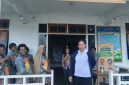 Kepala Dinas Kesehatan Fransina Rumbiak Mote, S. KM. M.Kes saat mengunjungi Puskesmas Kokobaya, Rabu, 24/6/2026. 