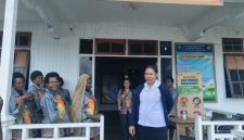 Kepala Dinas Kesehatan Fransina Rumbiak Mote, S. KM. M.Kes saat mengunjungi Puskesmas Kokobaya, Rabu, 24/6/2026. 