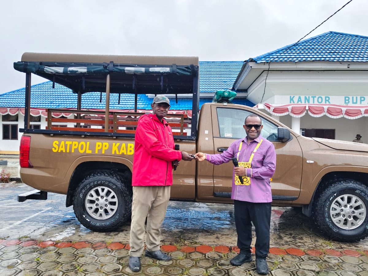 Bupati Deiyai Melkianus Mote, S.T saat menyerahkan Kunci Mobil Operasional Kepada Kasat Pol PP Gergorius Mote, SE di halaman Kantor Bupati, Jumat, 26/6/2026.