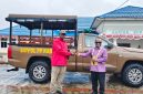 Bupati Deiyai Melkianus Mote, S.T saat menyerahkan Kunci Mobil Operasional Kepada Kasat Pol PP Gergorius Mote, SE di halaman Kantor Bupati, Jumat, 26/6/2026.
