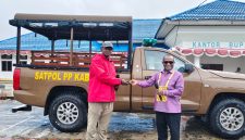 Bupati Deiyai Melkianus Mote, S.T saat menyerahkan Kunci Mobil Operasional Kepada Kasat Pol PP Gergorius Mote, SE di halaman Kantor Bupati, Jumat, 26/6/2026.